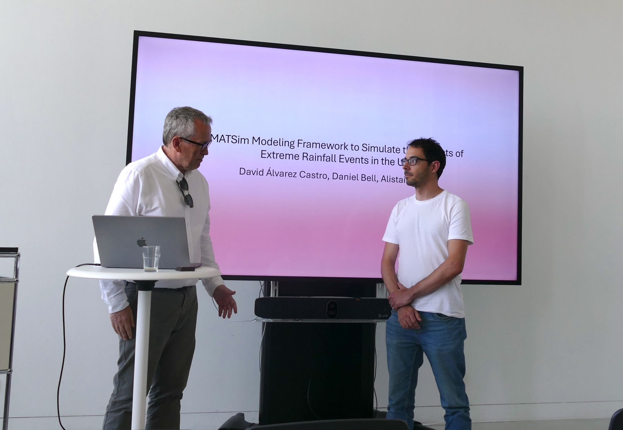 David Alvarez receiving the best paper award.